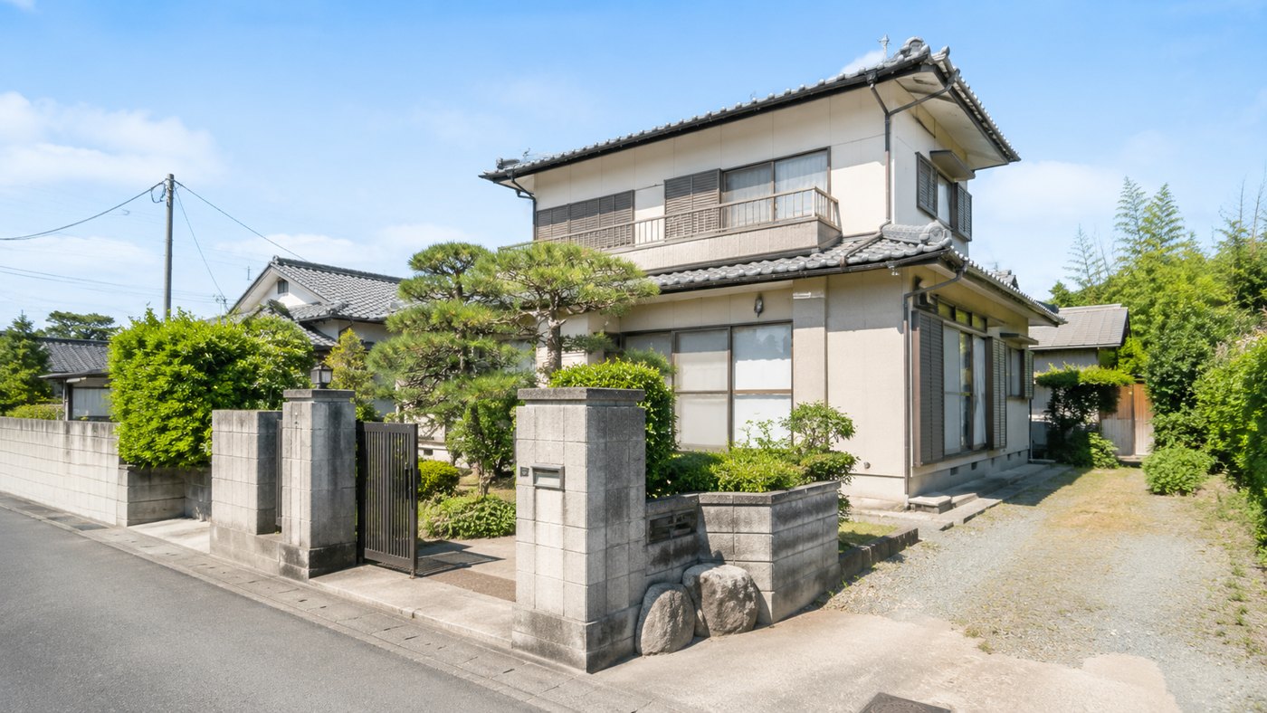 青空の下に建つ日本の戸建住宅